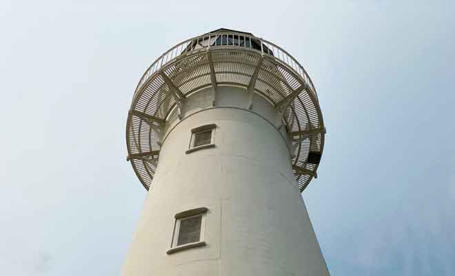 Le phare est désormais éclairé la nuit par des LEDS qui changent de couleur.