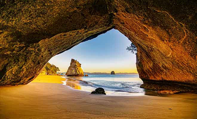 Le moment idéal pour venir admirer l'arche se situe à l'aube, car le soleil fait briller la roche volcanique de l'arche sur la plage.