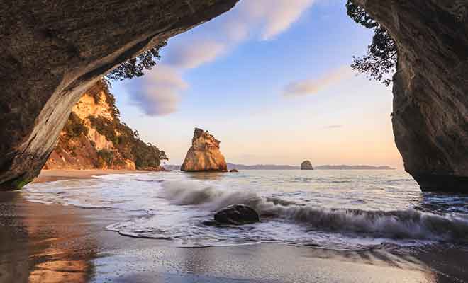 Pour franchir l'arche, il faudra visiter Cathedral Cove à marée basse ou enfiler un maillot de bain.