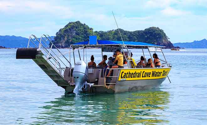Les bateaux-taxis déposent et récupèrent les voyageurs qui ne souhaitent pas suivre la randonnée pour aller à Cathedral Cove.