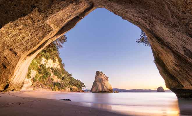 Située dans la peninsule de Coromandel, la plage se trouve à quelques heures de route d'Auckland.