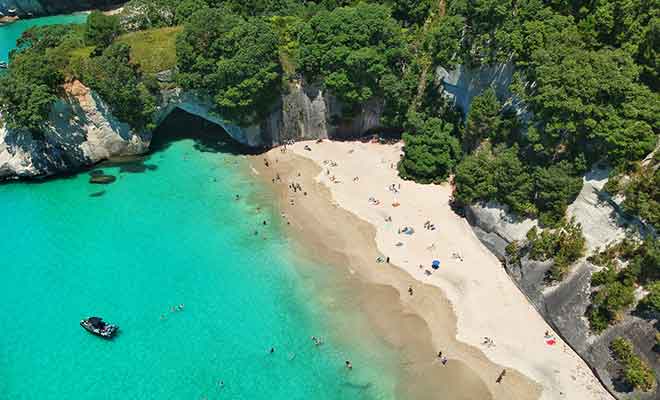 Avec son eau turquoise et ses falaises recouvertes par les arbres, la plage est l'une des plus belles du pays.