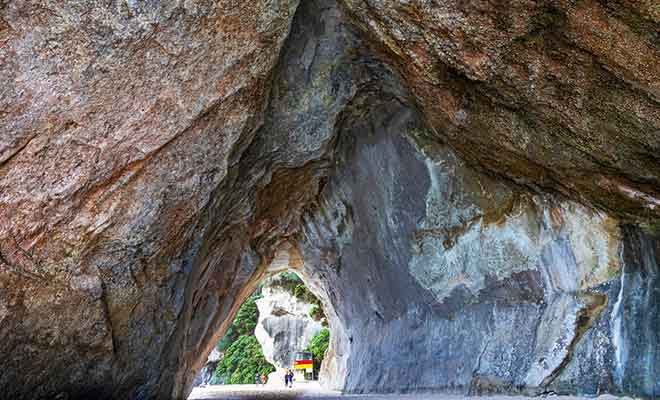 La voute n'est pas en calcaire, mais en ignimbrite, une roche volcanique.