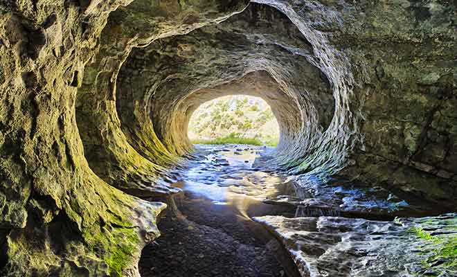 Ne vous aventurez pas dans la grotte si le courant semble charrier de la mousse, car cela annonce une montée de seaux.