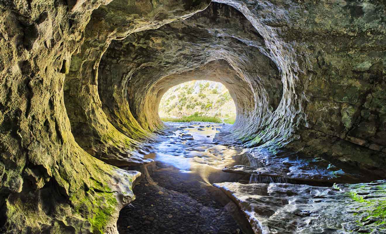 Ne vous aventurez pas dans la grotte si le courant semble charrier de la mousse, car cela annonce une montée de seaux.