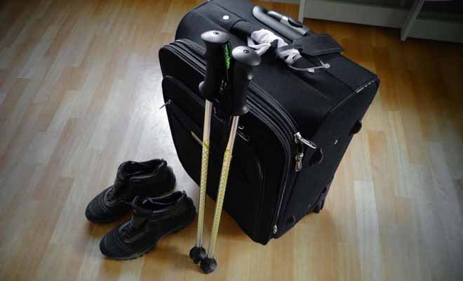 N'attendez pas la dernière minute pour préparer votre valise ! Vous devez être certain que les chaussures et les bâtons de randonnée tiendront dans la valise. Ces deux accessoires occupent une place considérable.