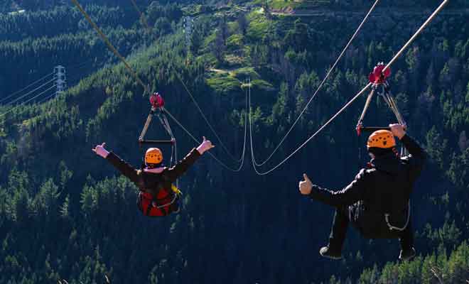 Zipline Christchurch propose quatre descentes en Tyrolienne et la plus longue couvre une distance d'un kilomètre et demi.