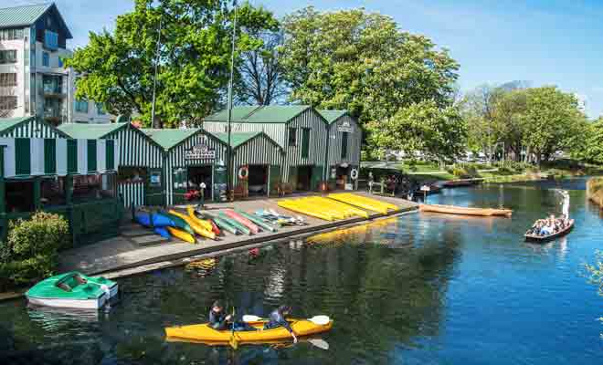 Vous pouvez aussi loueur une barque ou un kayak à Antigua Boatsheds pour explorer l'Avon à votre propre rythme.