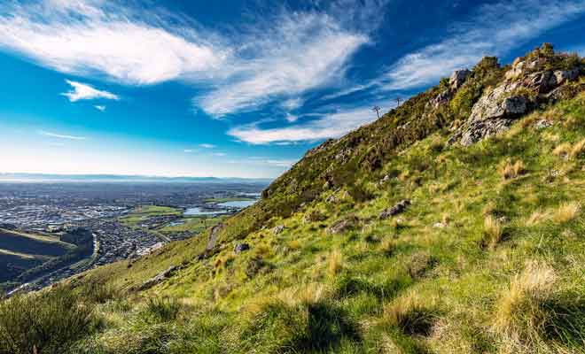 La beauté du panorama se révèle au fur et à mesure de l'ascension, avec une vue dégagée sur Christchurch puis sur les collines qui encerclent la péninsule de Banks