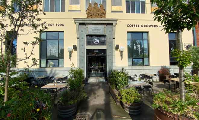 Vous pouvez vous installer à l'intérieur ou sur la terasse du café, à votre convenance.