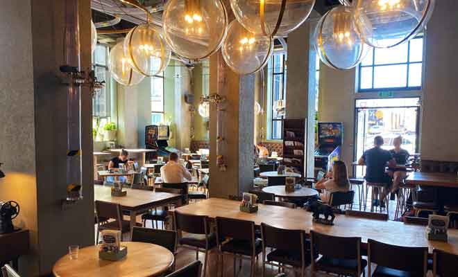 Il est d'usage de commander au bar comme dans la plupart des restaurants en Nouvelle-Zélande.
