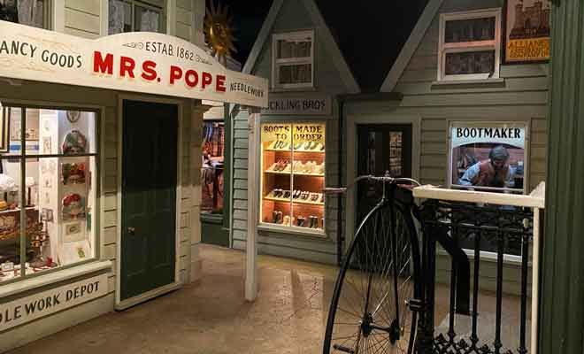 Vous pouvez pénétrer dans la plupart des boutiques de la rue de l'époque coloniale reconstituée dans le musée.