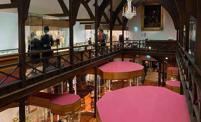 La salle la plus belle abrite les collections les moins intéressantes, mais elle mérite le détour ne serait-ce que pour son architecture.