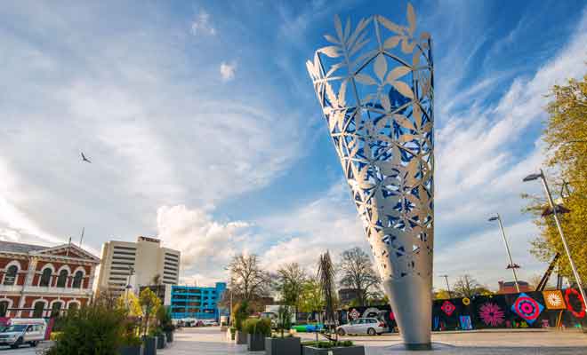 La sculpture contemporaine représente des fougères et d'autres plantes entremêlées.