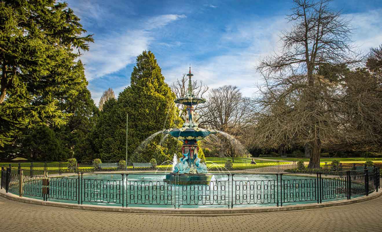La rivière Avon traverse le jardin botanique de Christchurch.