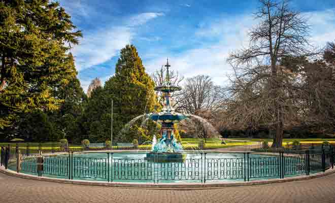 Le Jardin botanique possède plusieurs entrées, mais la plus connue se trouve sur Rolleston avenue, aisément reconnaissable à sa fontaine turquoise.