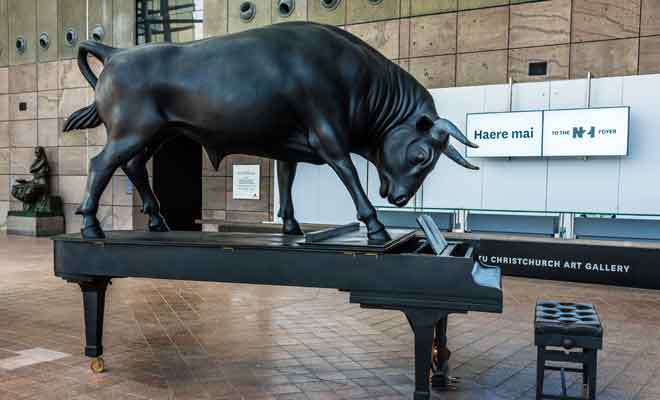 Cette oeuvre géniale de Michael Parekowhai faisait l’objet d’un prêt, mais la galerie d'art en a finalement fait l'acquisition.
