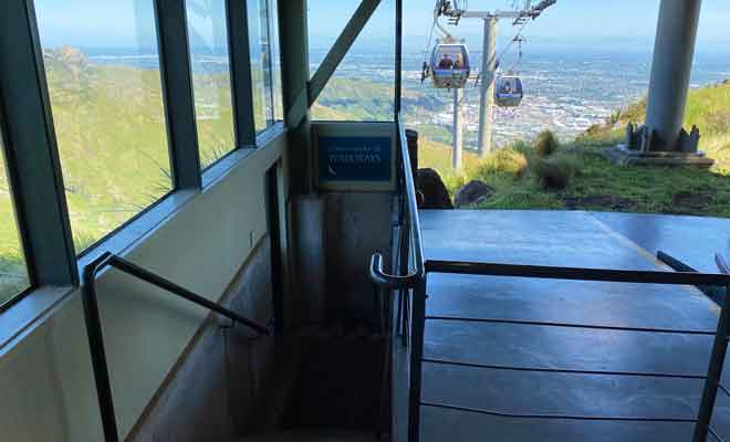 La porte de sortie donne accès aux randonnées de Briddle path et de Crater Rim Walkway.