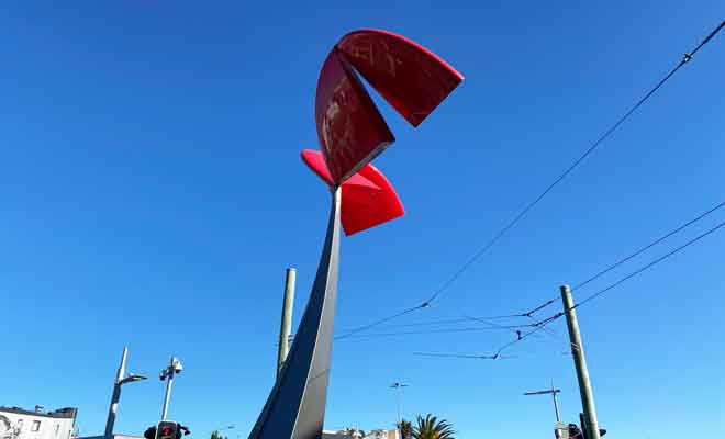 Lorsqu'elles possèdent des dimensions imposantes, les sculptures servent aussi de point de repère.