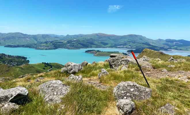 Même si le point de vue se situe à une altitude plus basse qu'aux sommet des gondoles, la proximité avec Christchurch change la perspective.