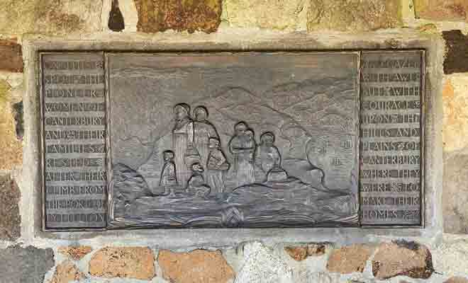 Le petit mémorial possède des bancs en pierre et permet de s'abriter un peu du soleil ou de la pluie.