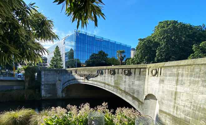 La rivière Avon qui traverse Christchurch est parfaitement mise en valeur avec des pelouses pour pouvoir se reposer au beau de l'eau.