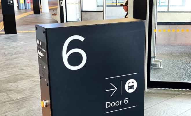 Le centre de bus Plateform B est aussi efficace qu'un aéroport, avec des portes d'embarquement.