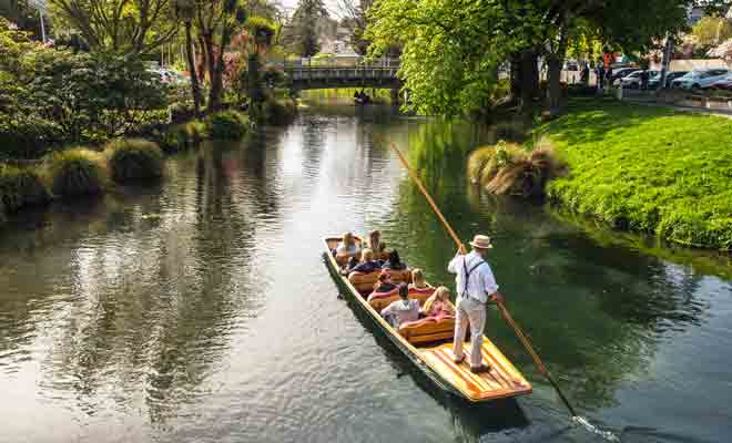 Les barques de Punting on the Avon acceptent jusqu'à huit passagers en plus du barreur.