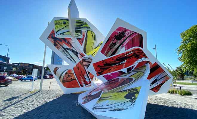 Les sculptures contemporaines, parfois immenses, sont réparties dans tout le centre-ville, y compris dans des zones encore en chantier.