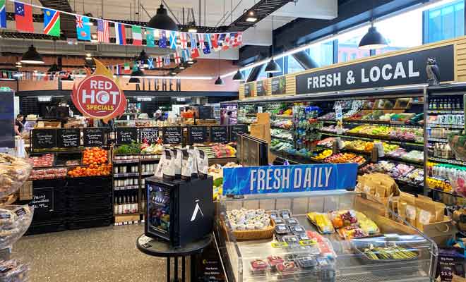 Le supermarché FreshChoice se situe pile en face de la station de bus qui part pour les gondoles.