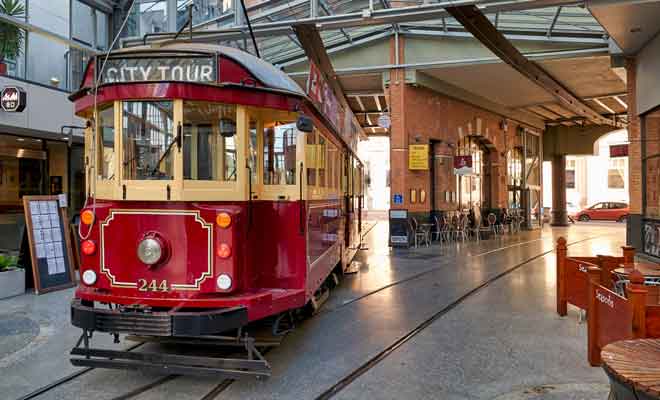 Le terminal du tramway se trouve en face du Canterbury Museum.