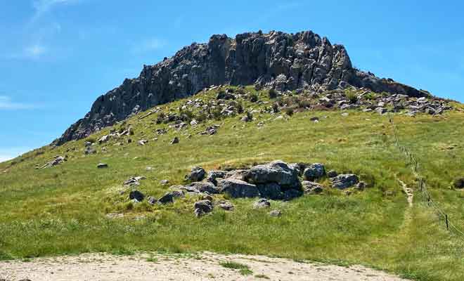 Même si l'envie vous prend, n'allez pas escalader les rochers ! Certaines parties ont été fragilisées par les séismes et pourraient se décrocher.