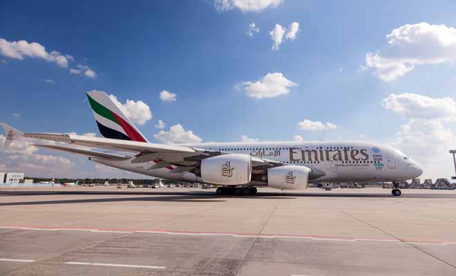 Les vols de la compagnie aérienne Emirates à destination de Nouvelle-Zélande font escale à Dubaï ou à Sidney. Depuis 2016 il est possible de ne réaliser qu'une seule escale à Dubaï.