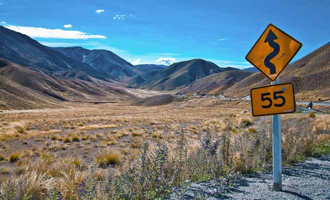 Selon les régions traversées, la route en Nouvelle-Zélande peut se résumer à une longue ligne droite ou au contraire à une succession de virages en épingle. Respectez les limitations de vitesse à la lettre et prenez le temps de vous arrêter pour regarder le paysage.