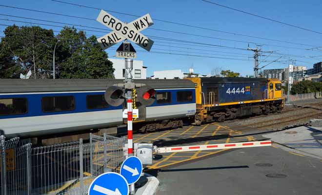 La faible circulation ferroviaire en Nouvelle-Zélande n'élimine pas le danger lorsque vous devez franchir un passage à niveau. Observez bien les règles habituelles et ne vous engagez pas sur la voie lorsque le signal retentit, même si aucun train n'est en vue.