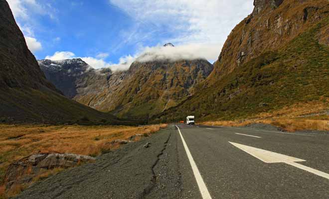 Le principal danger de la conduite en Nouvelle-Zélande est en réalité le paysage. La beauté de certaines routes détourne l'attention du conducteur, et les cris enthousiastes des autres passagers accentuent encore plus la baisse de vigilance. Une seule solution : prendre le temps de s'arrêter !