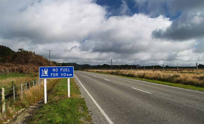 Dans certaines régions de l'Île du Sud de la Nouvelle-Zélande, il arrive que l'on soit obligé de rouler plus de 100 km avant de tomber sur une station-service. N'attendez jamais la dernière minute pour faire le plein !