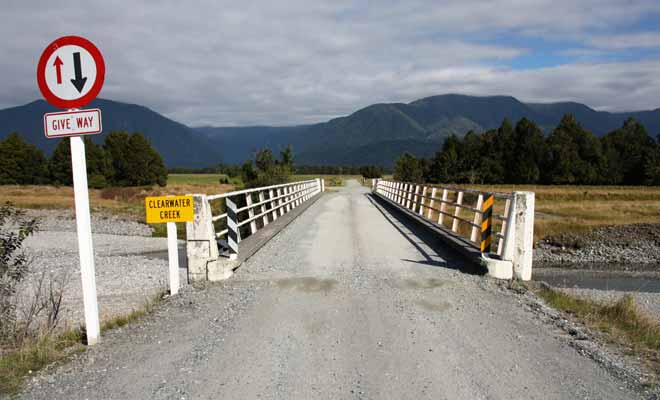 Les ponts à une seule voie sont très répandus en Nouvelle-Zélande, surtout dans l'Île du Sud. Observez bien la priorité et roulez à vitesse réduite sans admirer le paysage pour les franchir sans danger.