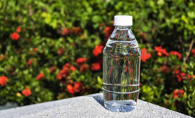 Si vous passez votre journée à travailler en plein air et au soleil, vous devez boire entre deux et trois litres d'eau. Faute de quoi, vous risquez la déshydratation et vous accentuerez les courbatures.
