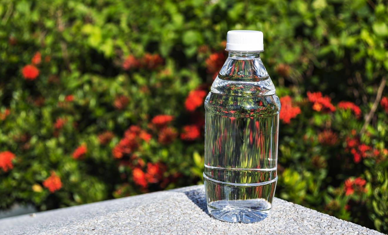 Si vous passez votre journée à travailler en plein air et au soleil, vous devez boire entre deux et trois litres d'eau. Faute de quoi, vous risquez la déshydratation et vous accentuerez les courbatures.