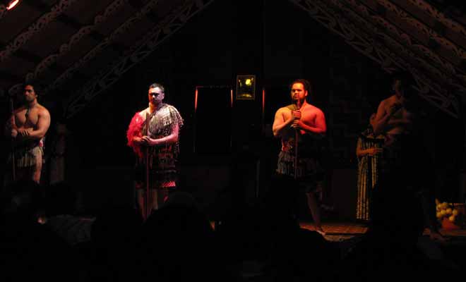 Si l'on garde bien à l'esprit qu'il s'agit avant tout de spectacles folkloriques, on ne sera pas déçu par les performances des danseurs lors des spectacles maoris de Rotorua.