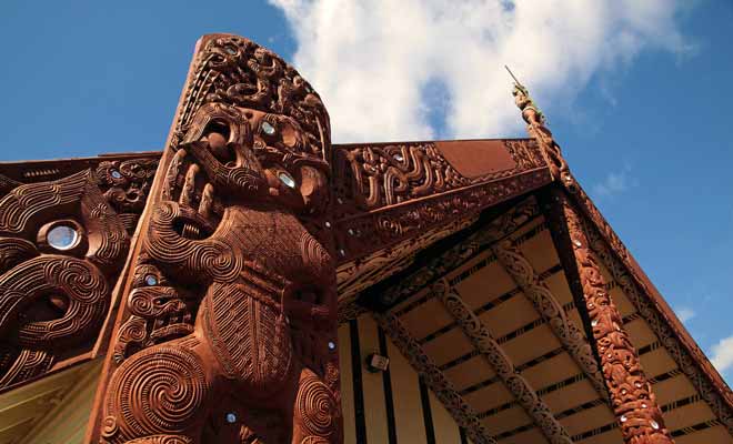 Il suffit de contempler la richesse et la finesse des décorations des maraes (les maisons communes) de Rotorua pour mesurer le degré de perfectionnement artistique atteint par la culture maorie.