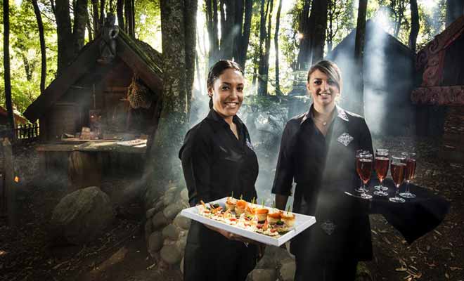 Le Hangi possède un goût fumé qui est lié à son mode de cuisson où les aliments sont déposés dans la terre sur un lit de braises.