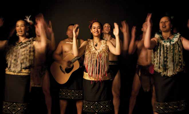 Les spectacles maoris dans les musées sont esthétiquement réussis, mais bien entendu très formatés et souvent payants en supplément.