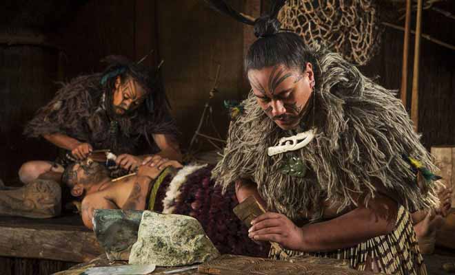 Certains vous parleront de Te Puia, mais Kiwipal conseille plutôt le spectacle du village reconstitué de Tamaki.