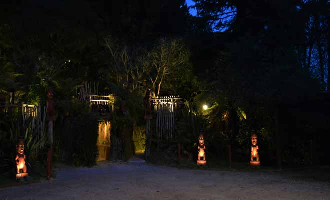 La réussite d'un spectacle maori dépend de l'atmosphère du lieu ou chaque détail doit sembler authentique. De ce point de vue, l'ambiance dans le village de Tamaki est une réussite.