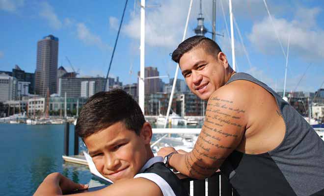 Les maoris représentent 10 % de la population de Nouvelle-Zélande, mais seuls 5 % de la population du pays parle la langue maori. Et tout ceux qui parlent le maori parlent aussi l'anglais.