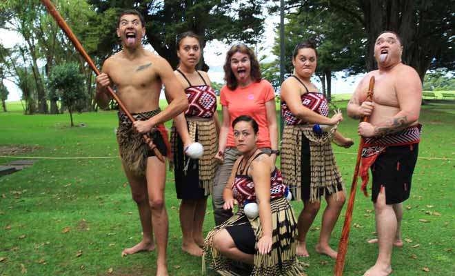 Les rugbymen AllBlacks dont une partie des joueurs sont d'origine maorie ont paradoxalement véhiculé l'image d'un peuple guerrier. L'essor du tourisme depuis les années 90 a mis fin à ce préjugé.