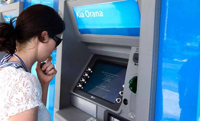 Les distributeurs de billets s'appellent des ATM. Notez le logo de BNZ l'une des principales banques du pays.