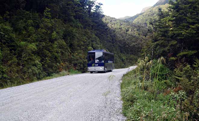 Après la traversée du lac Manapouri, il faut emprunter un autocar en direction du col de Wilmot Pass.